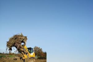  Eine Domäne von Laderaupen ist die Rodung von Flächen wie mit dieser Liebherr LR 634; das robuste Fahrwerk, die großen Vortriebskräfte und das starke Hubwerk sind ideal für derartige ArbeitenFoto: Liebherr 