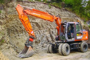  Ein Tiltrotator von RMB Rädlinger veranschaulicht, wie bequem und schnell sich der Tief- zum Hochlöffel umwandelt und so oberhalb des Standniveaus sauber Erdreich lösen kannFoto: Rädlinger 