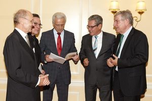  Gruppenfoto zur Übergabe des Energiesparkompass 2012 am Festabend des FIW-Wärmeschutztages 15.06.2012 (v.l.): Klaus W. Körner, Vorstandsvorsitzender FIW; MD Günther Hoffmann, Leiter Abteilung Bauwesen, Bauwirtschaft und Bundesbauten im BMVBS; Dr. Peter Ramsauer, Bundesminister für Verkehr, Bau und Stadtentwicklung; Dr. Wolfgang Setzler, Geschäftsführer Fachverband WDVS, Dr. Thomas Goppel, MdL 