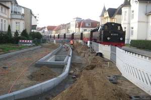  Goethestraße: Die Maßnahmen umfassen die Sanierung der Regen-, Schmutz- und Trinkwasserleitungen, der Gas- und Stromleitungen, der Gleisanlagen der historischen Schmalspurbahn Molli sowie der Fahrbahn- und Gehwegbeläge 