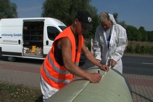  Foto 5: Vorbereitung des flexiblen Rehabilitationsrohres zum Einführen in den Altschacht 