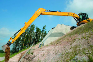  Der JS 220 von JCB mit Long-Reach-Ausrüstung beschleunigt mit seiner Reichweite von 15,49 m das Anlegen der Böschung erheblichFoto: JCB 