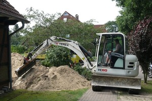  Mit dem breiten Lehnhoff-Schwenklöffel kann der Terex TC60 deutlich flexibler arbeiten und beispielsweise Böschungen oder Gräben profilierenFoto: Lehnhoff 