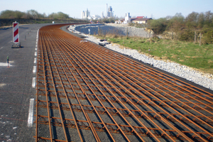  Durchgehend Bewehrte Betonfahrbahndecke mit Längs- und Querbewehrung aus geripptem Betonstabstahl. 