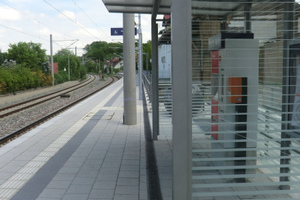  Auf Bahnsteigen sollen nicht leitende Materialien zum Einsatz kommen. Recyfix Pro Rinnen bieten diesen Vorzug und brauchen deshalb nicht extra geerdet werden.  