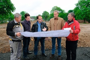  Baubesprechung vor Ort: Polier Hans Huse, Dipl.-Ing. Jürgen Mayer, Ralph Mayer, Dipl.-Ing. Joachim Brune und Dipl.-Ing. Axel Ohmen (v. li.)Fotos: Funke Kunststoffe GmbH 