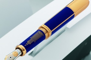  v.l.n.r.: Der Cleo Skribent Platinum blau ist der Hauptpreis unserer VerlosungMit der neuen Limited Edition „The Lighthouse of Alexandria“schafft Pelikan ein weiteres Highlight in der Schreibgeräte-Edition„The seven Wonders of the World“ 