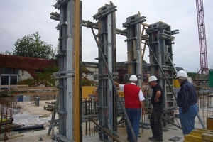  Mit dieser kranumsetzbaren Sonderschalung werden auf der Rodenkirchener Baustelle gleich vier Stützen auf einmal eingeschaltStützenherstellung am laufenden Meter. Mit der von Hünnebeck entwickelten Sonderschalung können 80 Fassadenstützen pro Woche hergestellt werden 