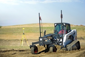  Bobcat bietet einen Anbaugrader zur Schnellwechslermontage, dessen Schar in sechs Richtungen verstellt werden kann; mit Seitenblechen ist viel Material zu befördern.Foto: Bobcat 