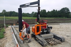  Zwei innovative Problemlösungen: Das Vacu-Pallet-Mobil beim Setzen von Randsteinen vor einer Optimas-Alu-Schalung 