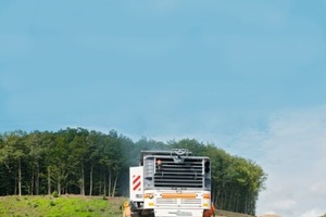  Kein Problem dank Fahrantriebssteuerung ISC für maximale Traktion: Auf dieser Autobahnbaustelle steht für die W 250 der Ausbau von hartem Asphalt mit 20 cm Frästiefe auf dem ProgrammFotos: Wirtgen GmbH 