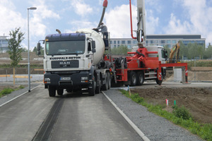  Stadt Walldorf – Statt der Fläche von ca. 2000 m² die man allein für Mulden zur Regenwasserbehandlung über die belebte Bodenzone gebraucht hätte, sind die Filterrinnen nun in die Fahrbahnen integriert worden 