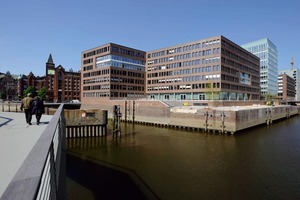  Die vorwiegend verklinkerten Fassaden der Bauten am Brooktorkai beziehen sich auf die historische Speicherstadt, den wichtigsten Milieugeber des QuartiersFoto: ELBE &amp; FLUT, Quelle: HafenCity Hamburg GmbH 