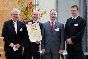  Hauptgeschäftsführer Michael Hafner, Geschäftsführer Steffen Reuter, Projektleiter Norbert Kuri und Ausbildungsmeister Uwe Schneider präsentieren stolz die Berechtigungsurkunde (v.l.n.r.) 