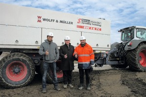  Oberbauleiter Philip Kircher (l.) und Niederlassungsleiter Ingolf Klärle (m.) von Wolff &amp; Müller vertrauen auf die langjährige Zusammenarbeit mit Christian Goralczyk von Wirtgen Augsburg. 