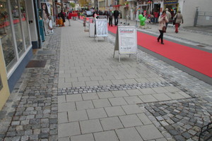  Altstadtsanierung mit Betonpflaster: Kombiniert mit Granit-Kleinpflaster und Asphalt passt sich Einstein harmonisch in die neu gestaltete Altstadtstraße in Ravensburg ein. Den roten Teppich hatten die Geschäftsleute zur Einweihungsfeier der Straße ausgelegt.  