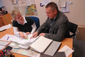  Carolin Heupel von der Ennepetaler Stadtentwässerung und Funke-Fachberater Frank Recknagel bei der Besprechung des EntwässerungskonzeptesFoto: Funke Kunststoffe GmbH 