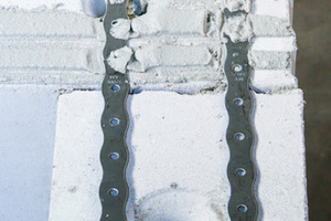  Bild 10a und 10b: Mauerverbinder (Bild 10a) und Luftschichtanker (Bild 10b) aus rostfreiem Edelstahl sind speziell auf die Fugendicken des Dünnbettlagers von ca. 2 mm abgestimmt und werden während des Versetzens der Elemente in die Lagerfugen eingelegt. Mauerverbinder kommen unter anderem beim Mauern des vereinfachten Stumpfstoßes zum Einsatz. Luftschichtanker verbinden beim zweischaligen Mauerwerk die Tragschale mit der Verblendschale 