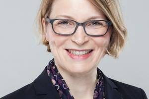  Dr. Ursula Steinkämper ist Rechtsanwältin und Partnerin bei CMS Hasche Sigle am Standort Stuttgart. Ihr Schwerpunkt liegt auf der Beratung von Unternehmen und der öffentlichen Hand bei öffentlich-rechtlichen Fragen. Besondere Expertise hat sie im Umweltrecht und Öffentlichen Bau- und Planungsrecht bei komplexen Genehmigungs- und Planfeststellungsverfahren, bei öffentlich-rechtlichen Fragen rund um Erneuerbare Energien sowie in der Strukturierung von Vergabeverfahren. 