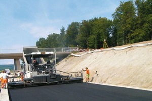  Ausbau der Schweizer Autostraße A4 auf vier Fahrspuren mit Navitronic Plus Foto: Joseph Vögele AG 