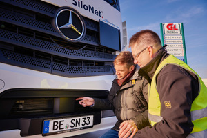  SiloNet-Geschäftsführer John Henrik Landwehr (links) erläutert Lkw-Fahrer Herbert Schulz den neuen radargestützen Active Brake Assist 4 mit Fußgängererkennung.  