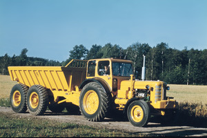  Bis weit in die 60er Jahre des vergangenen Jahrhunderts hinein erledigten solche Kombinationen – im Bild ein Traktor BM350 – die „Drecksarbeit“. 