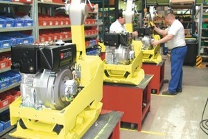  Der überwiegende Anteil an Vibrationsplatten wird bei Ammann mit Hatz-Motoren bestückt Foto: www.kommunikation-bau.de 