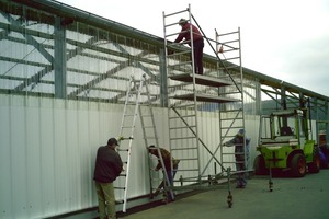  Die Zeltspezialisten von Busche Zeltanlagen bauen eine Leichtbauhalle auf. Die mobilen Raum und Lagerlösungen stellen eine Alternative zu festen Logistikbauten dar 