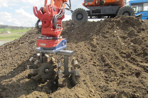  Ohne Hydraulik und Antriebsmotor arbeitet der rein mechanisch wirkende Bodenmischer von Stehr; das Durchmischen erfolgt mit den schräg gestellten Scheiben einfach durch Hin- und Herbewegen des Auslegers 