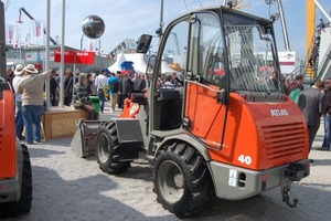  Atlas Weyhausen präsentierte zur bauma den neuen 3,3-t-Knicklader AR 40 mit 1,5 m Breite, 1500 kg Nutzlast auf der Palettengabel und 0,5 m³ SchaufelinhaltFoto: Cohrs 