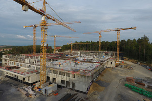  Aktuell sind sechs Obendreher von Liebherr auf der Großbaustelle in Bad Neustadt im Einsatz. 