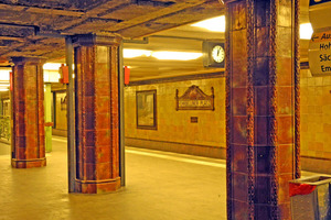  Unter Denkmalschutz steht der Bahnhof Fehrbelliner Platz in Berlin. Bodenfliesen sowie die gelbgrünen, oben mit einem dunkelbraunen Keramik-Fries abgesetzten Fliesen sind noch im Originalzustand erhalten 