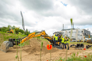  Der Verstellausleger erweitert die Einsatzmöglichkeiten des JCB-Kompaktbaggers 86C. 