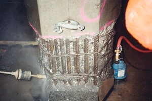  Freilegen korrodierter Bereiche einer Stütze mittels HochdruckwasserstrahlenFoto: Krüger Wasserhochdrucktechnik 
