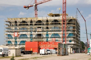  Die engen Fensterbögen erforderten Ausschalgassen für die Schaltische  