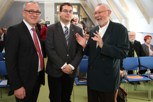  Alle 3 Jahre verleiht die im Jahr 2003 zu Ehren von Prof. Joachim Lenz (Gründer des Instituts für Rohrleitungsbau an der Fachhochschule Oldenburg e. V., rechts im Bild) ins Leben gerufene „Stiftung Prof. Joachim Lenz“ einen Preis in Höhe von 10.000 Euro für ein kooperatives europäisches Projekt.Abbildung: Stiftung Prof. Joachim Lenz 