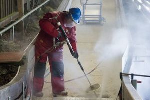  Im Beton verlegte Rohre sind beschädigt und müssen erneuert werden, wodurch das lokale Abtragen des Materials notwendig wird. Besonders effektiv und schonend für den Bestand geschieht dies mit Wasserhöchstdruck. 