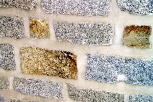 Nachträglich aufgetretene Verfärbung in einer Natursteinmauer verursacht durch eisenhaltige Minerale im Stein 