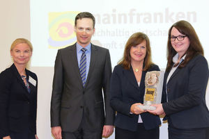  Sabrina Klimansky und Irma Amrehn (v.r.) nahmen für Knauf den Nachhaltigkeitspreis Mainfranken aus den Händen von Landrat Florian Töpper und Åsa Petersson, Geschäftsführerin der Region Mainfranken GmbH, entgegen.  