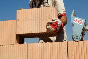  Zum Auftakt der Kooperation haben Anfang Oktober Freiwillige aus aller Welt fünf Häuser in fünf Tagen errichtet. Bei dem sogenannten „Big Build 2012“ wurde gezeigt, wie schnell, kostengünstig und hochwertig Ziegelhäuser entstehen können 