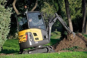  Einer der vier neuen Minibagger von Volvo CE ist der 1,76 t schwere EC18C mit Verstellpumpe für 44 l/min Fördermenge zum Betrieb leistungsstarker Anbaugeräte.
 