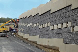   Innovatives Design. Mit Granitstein befüllte Wandverkleidungskörbe von Rothfuss verleihen dieser Stützwand auf der A8 bei Karlsbad ein natürlich leichtes Aussehen Speziell angefertigte Tische beschleunigten das Befüllen der Wandgabionen. Zum Teil wurden die Steine von Hand eingeschichtet, um ein kompaktes Aussehen zu erzielen 