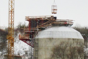  Die Erweiterung der Kläranlage Rollsdorf schloss auch den Faulturm mit ein. Es wurde eine günstige und schnelle Methode gefunden, diese zu erstellen. Dennoch standen Sicherheit und Qualität der Ausführung an oberster Stelle 