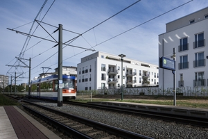  WOHNANLAGE URBAN 38, DARMSTADT-KRANICHSTEINWenn viele Menschen in Gebieten mit hohem Verkehrslärm auf engem Raum zusammenleben, sind Schall reduzierende Baumaßnahmen ein entscheidender Faktor für den Wohnkomfort – besonders dann, wenn direkt neben den Gebäuden eine Straßenbahnlinie verläuft. Die Außenwände wurden mit einem Perlit-gefüllten Hightech-Ziegel in der Stärke 36,5 cm errichtet. Der sorgt nicht nur für eine hervorragende Schalldämmung, sondern ermöglichte mit einem U-Wert von 0,26 W/m²K den Verzicht auf zusätzliche Dämmmaßnahmen an der Außenfassade. Der Primärenergiebedarf beider Gebäude beträgt jeweils 19,2 kWh/(m²a), rund 66 Prozent weniger als die Mindestanforderung von 57,5 kWh/(m²a). Der Endenergiebedarf pro Gebäuderiegel liegt bei nur 53 kWh/(m²a).  