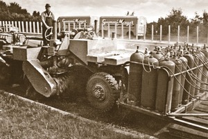  Das historische Bild zeigt eine der ersten Warmfräsen vom Typ SF 2450 auf einem Baustelleneinsatz in Deutschland Anfang der 70er Jahre. Die innovative Kaltfräse W 150 steht für die neue Großfräsengeneration und wurde Anfang 2008 auf den Markt gebrachtFotos: Wirtgen GmbH 