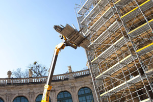  Der erste in Deutschland ausgelieferte Teleskoplader 525-60 von JCB hilft dabei, den Zwinger einzupacken. 