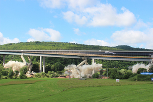  Samstag, 22. Juni, 10:02 Uhr: Zündung. Knapp 200 kg Sprengstoff lassen die Pfeiler der alten Sinntal-Brücke wie Zollstöcke zusammenklappen. 