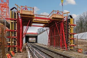  Die gewählte Schalwagenkonstruktion erlaubte die Herstellung des Bahntunnels unter laufendem Betrieb. Sämtliche Arbeiten konnten vom sicheren Bereich außerhalb des Gleises ausgeführt werden Fotos: Peri GmbH 