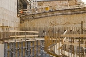  Bild 5 und 6: Beim Bau der unterirdischen Parkhausspindel konnte die Ronda-Rundschalung ihre Vorzüge beweisen: Die robusten, einsatzfertige Schalelemente lassen sich mit dem eingebauten Spindelsystem auf jeden gewünschten Radius (ab 2,75 m) millimetergenau einstellen 