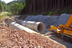  Fertigstellung: Nach dem Zusammenfügen der Rohre wurde die Bettungszone abschließend mit Beton vergossen 